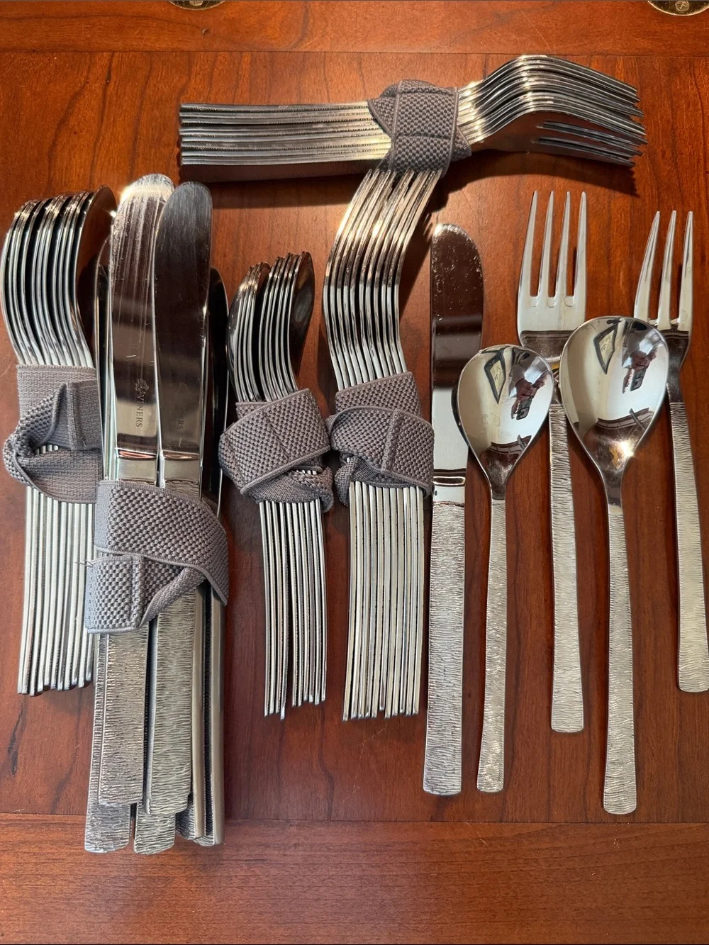 VINERS 18/10 Contemporary Textured Stainless Steel Flatware Set in Silver 71 pc
